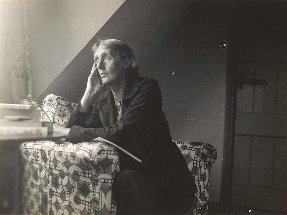 Gesellschaft und Feminismus 960px virginia woolf at monk's house